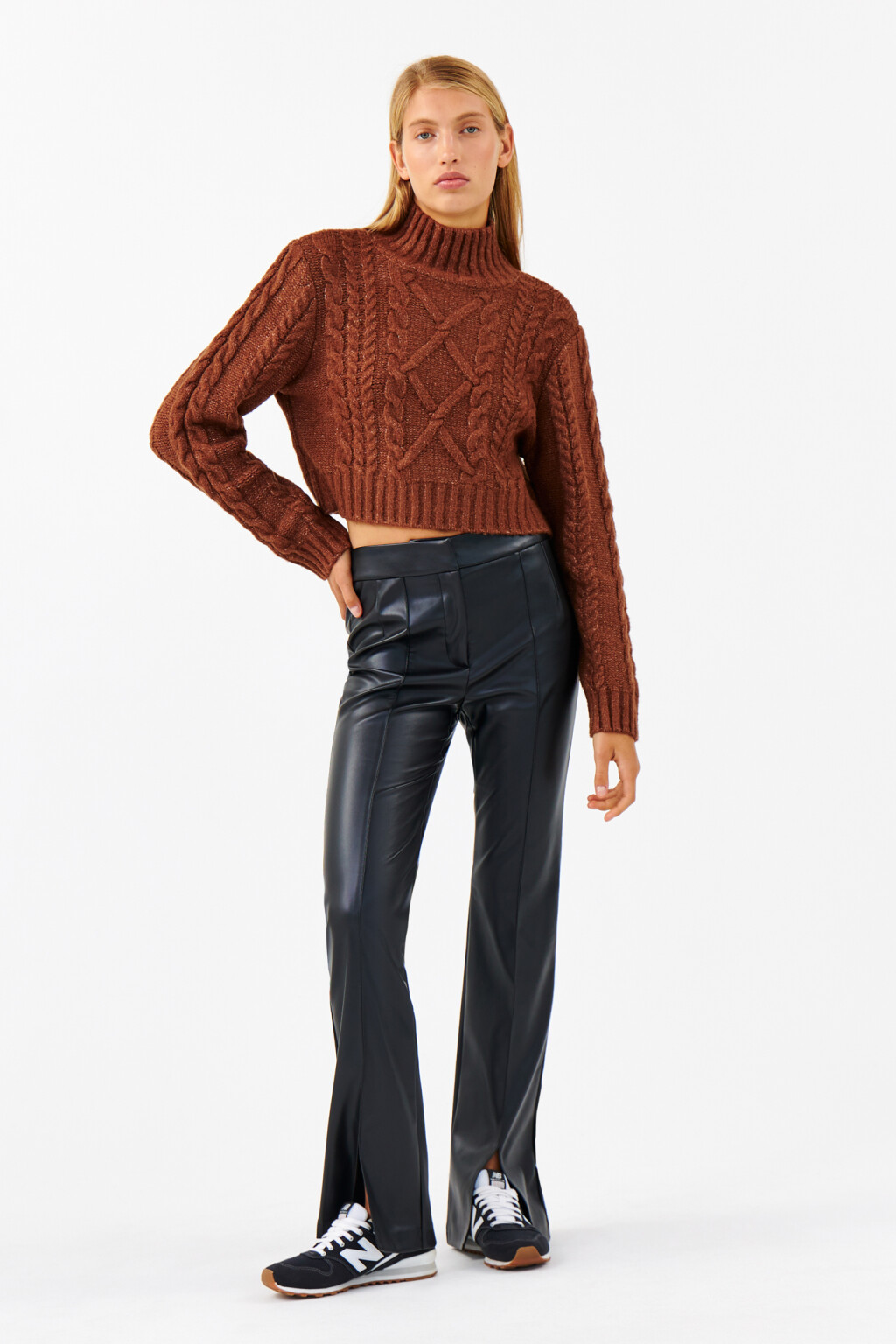 Свитер укороченный с узором-косичкой - цвет коричневый - 5