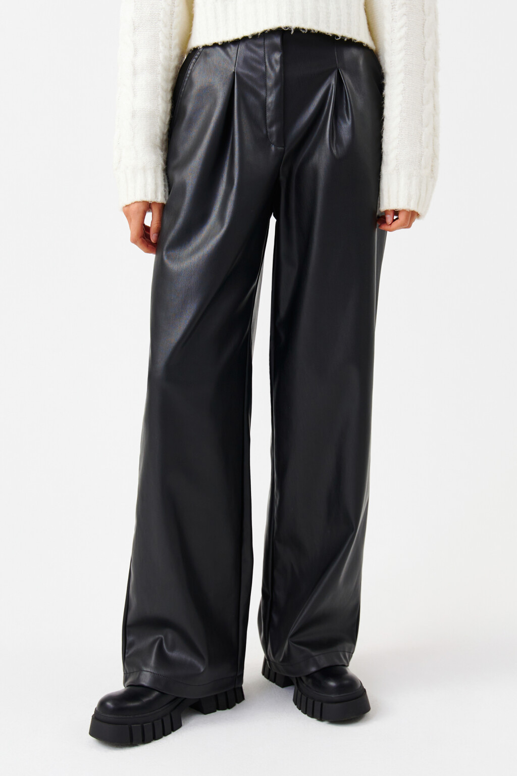 Брюки широкие из искусственной кожи - цвет черный - 1