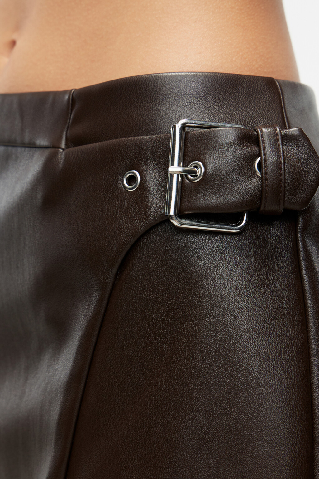 Юбка-шорты с кожаной фактурой на запах - цвет коричневый - 5