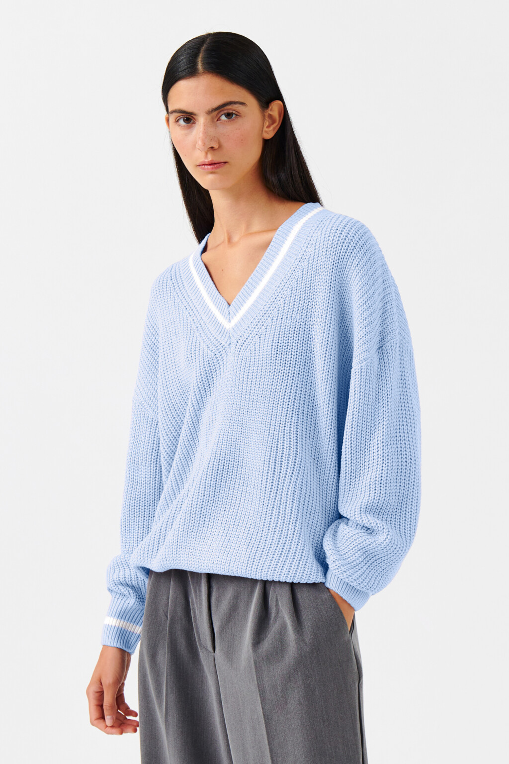 Джемпер вязаный с V-образным вырезом - цвет голубой - 2