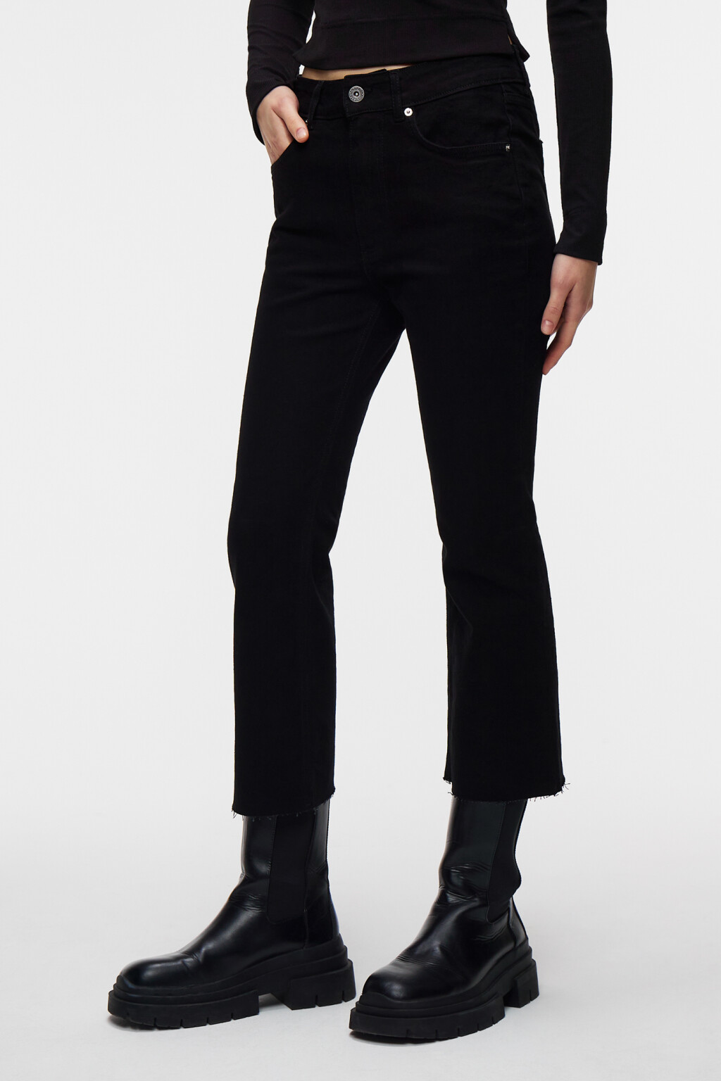 Джинсы клеш укороченные с обрезанными краями - цвет черный - 2