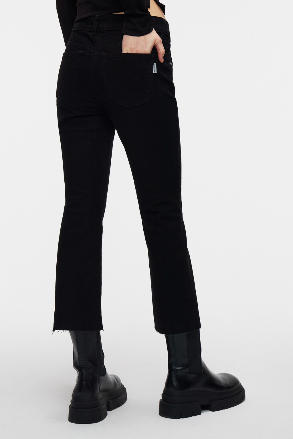 Джинсы клеш укороченные с обрезанными краями - цвет черный - 3