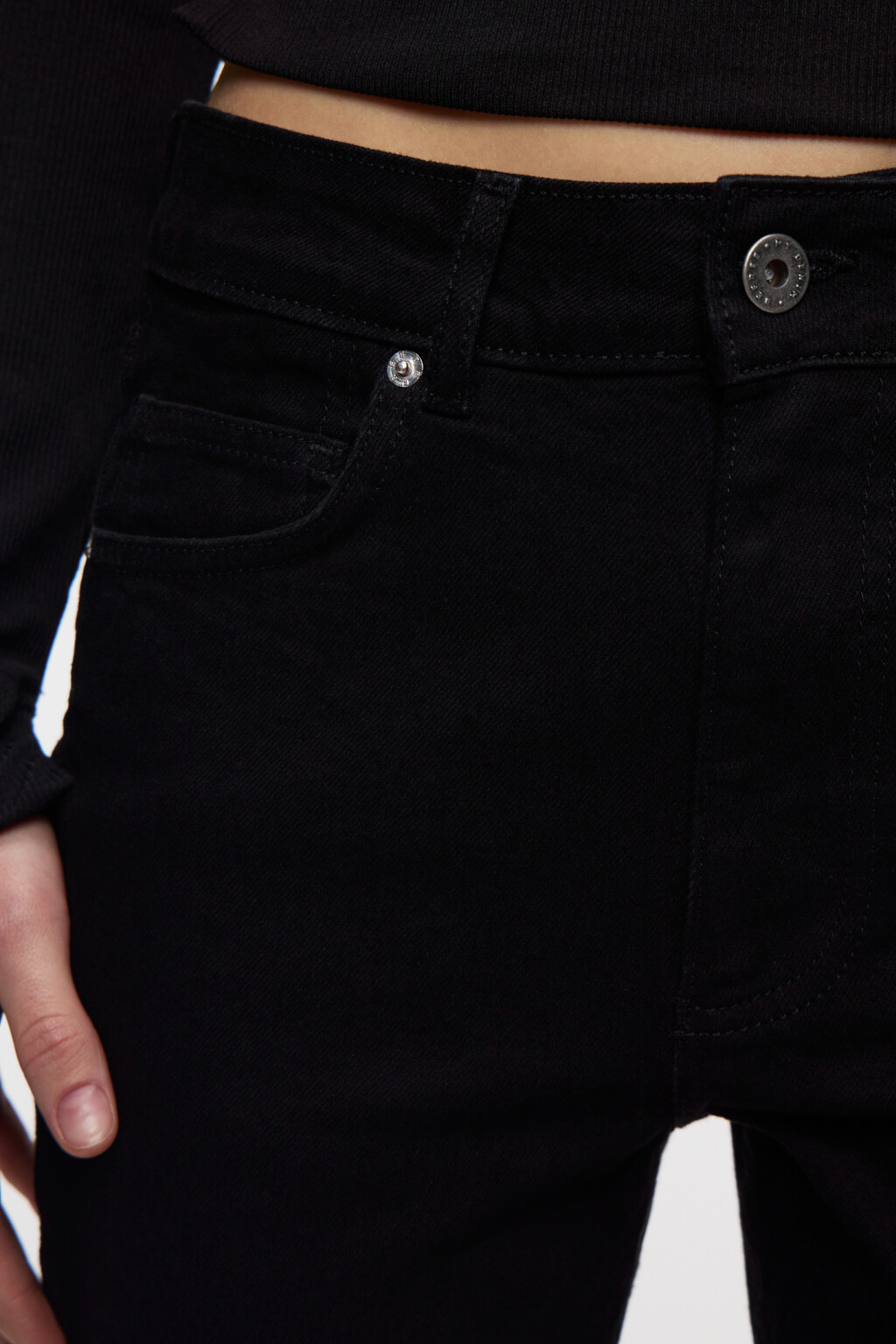 Джинсы клеш укороченные с обрезанными краями - цвет черный - 5