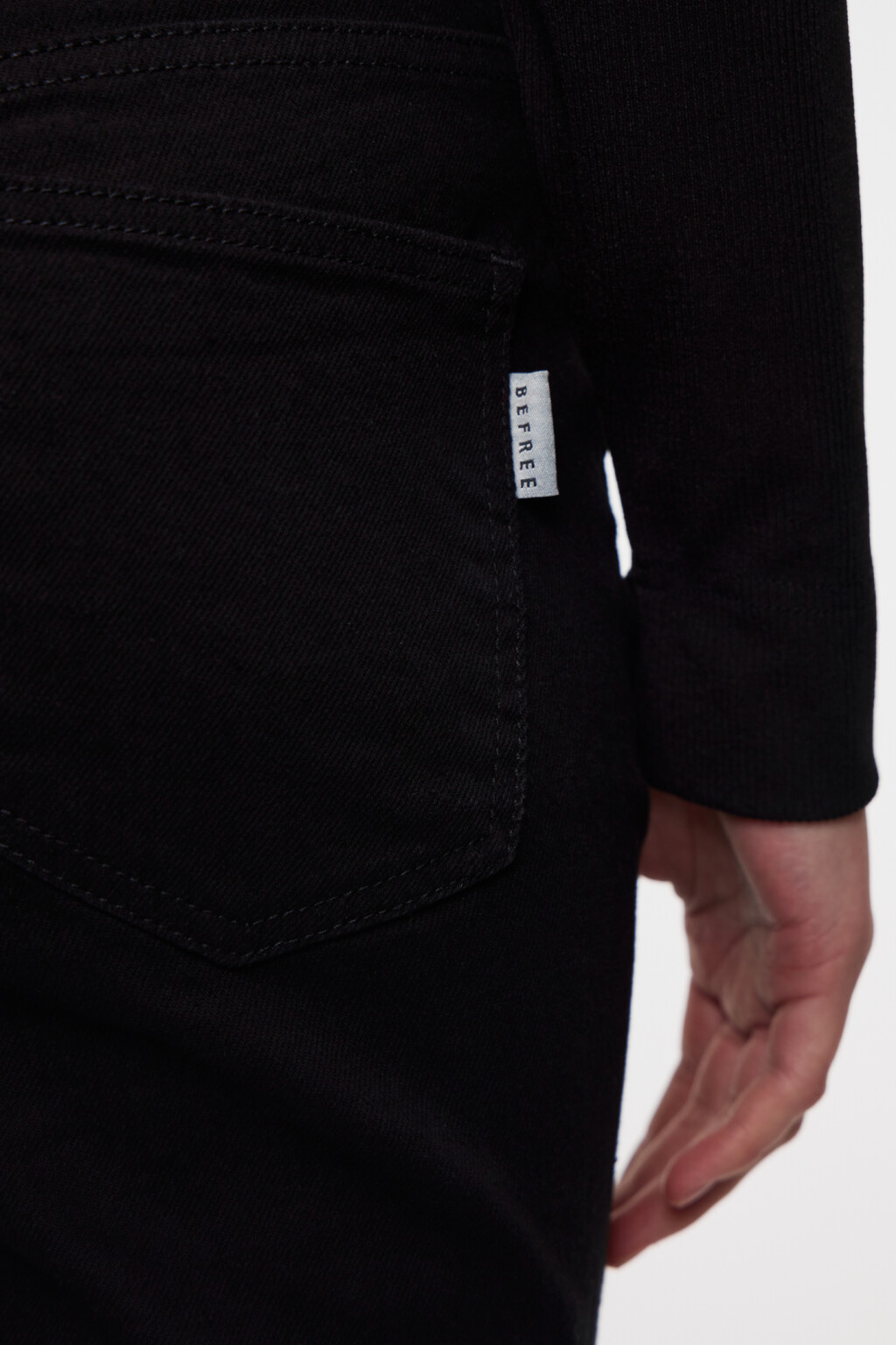 Джинсы клеш укороченные с обрезанными краями - цвет черный - 6