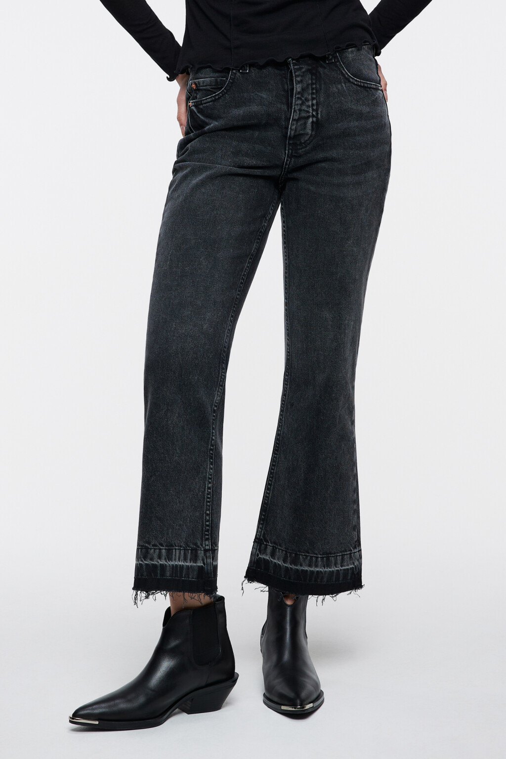 Джинсы клеш укороченные с обрезанными краями - цвет серый - 7