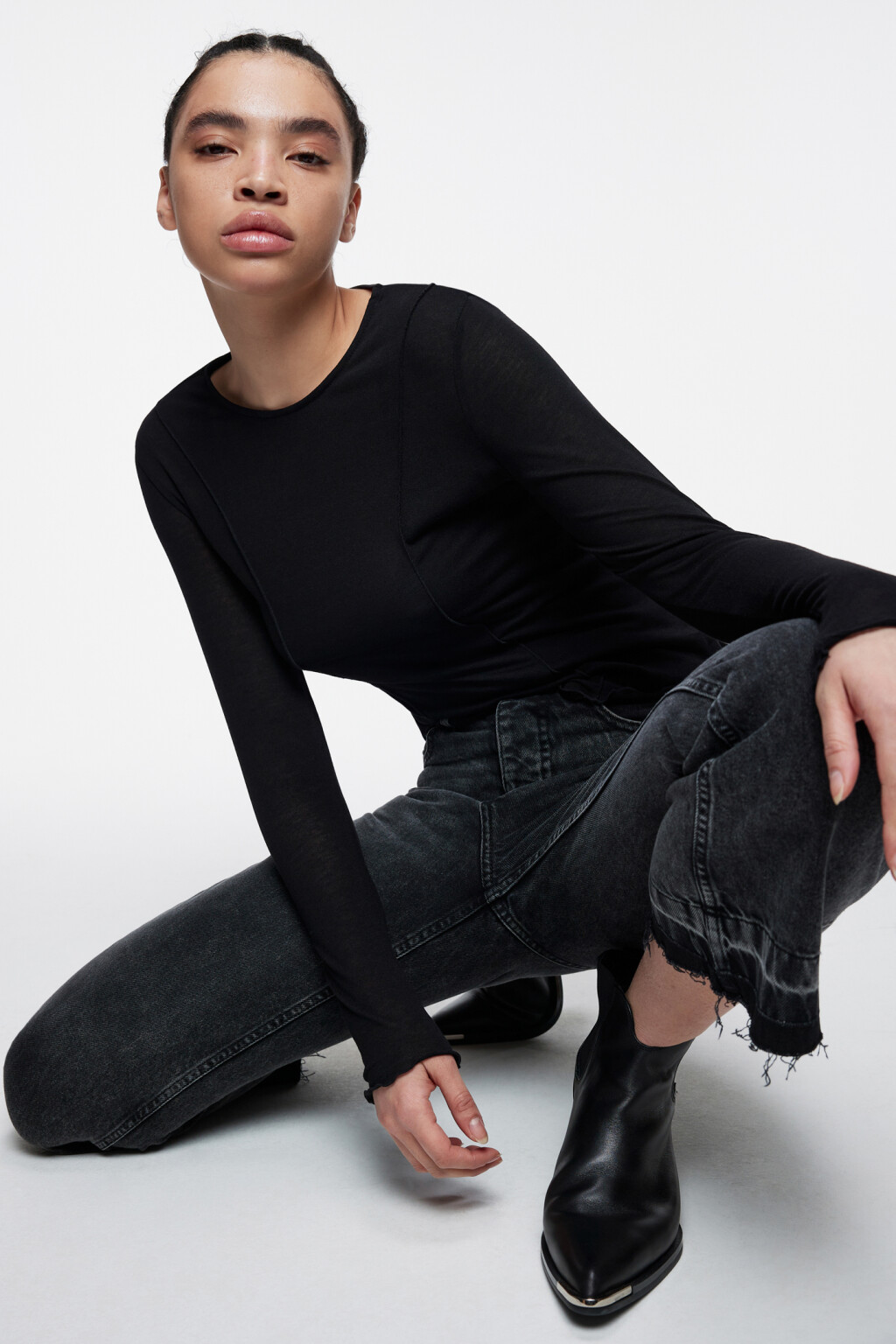 Джинсы клеш укороченные с обрезанными краями - цвет серый - 6