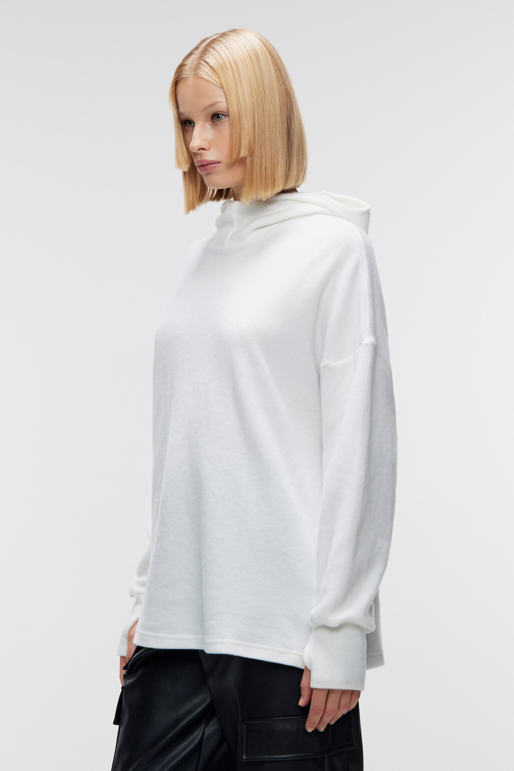 Толстовка с капюшоном и вырезами для пальцев - цвет белый - 2