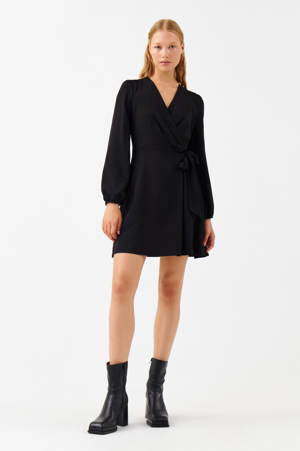 Платье мини на запах с поясом - цвет черный - 4