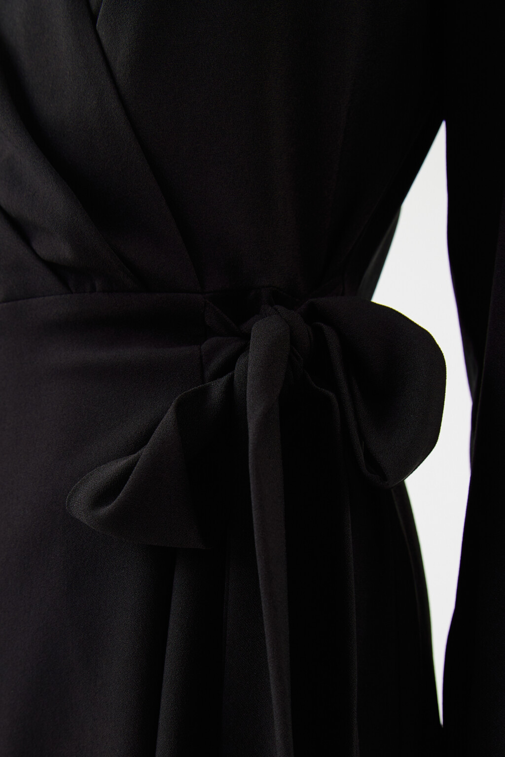 Платье мини на запах с поясом - цвет черный - 6