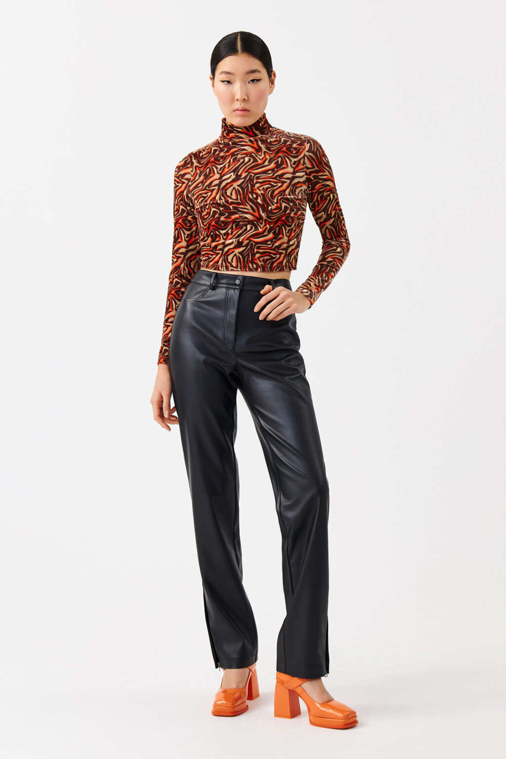 Брюки из искусственной кожи с разрезами снизу - цвет черный - 4