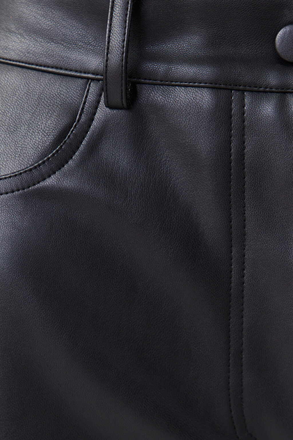 Брюки из искусственной кожи с разрезами снизу - цвет черный - 5