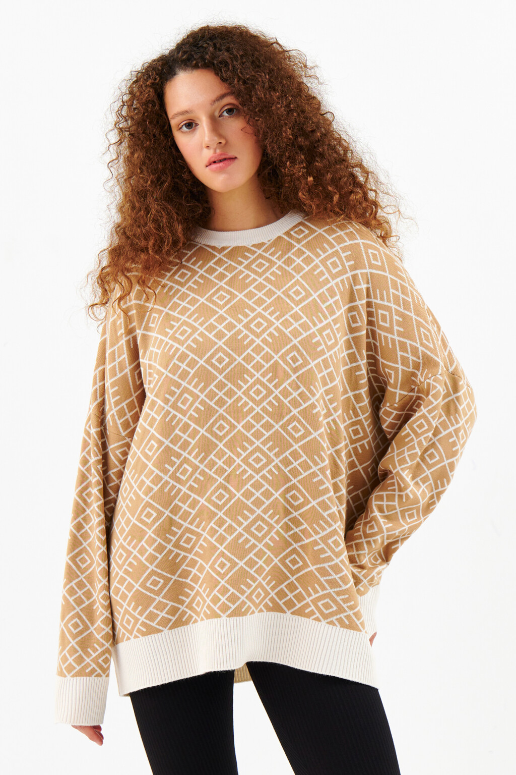 Свитер oversize вязаный с принтом - цвет бежевый - 1