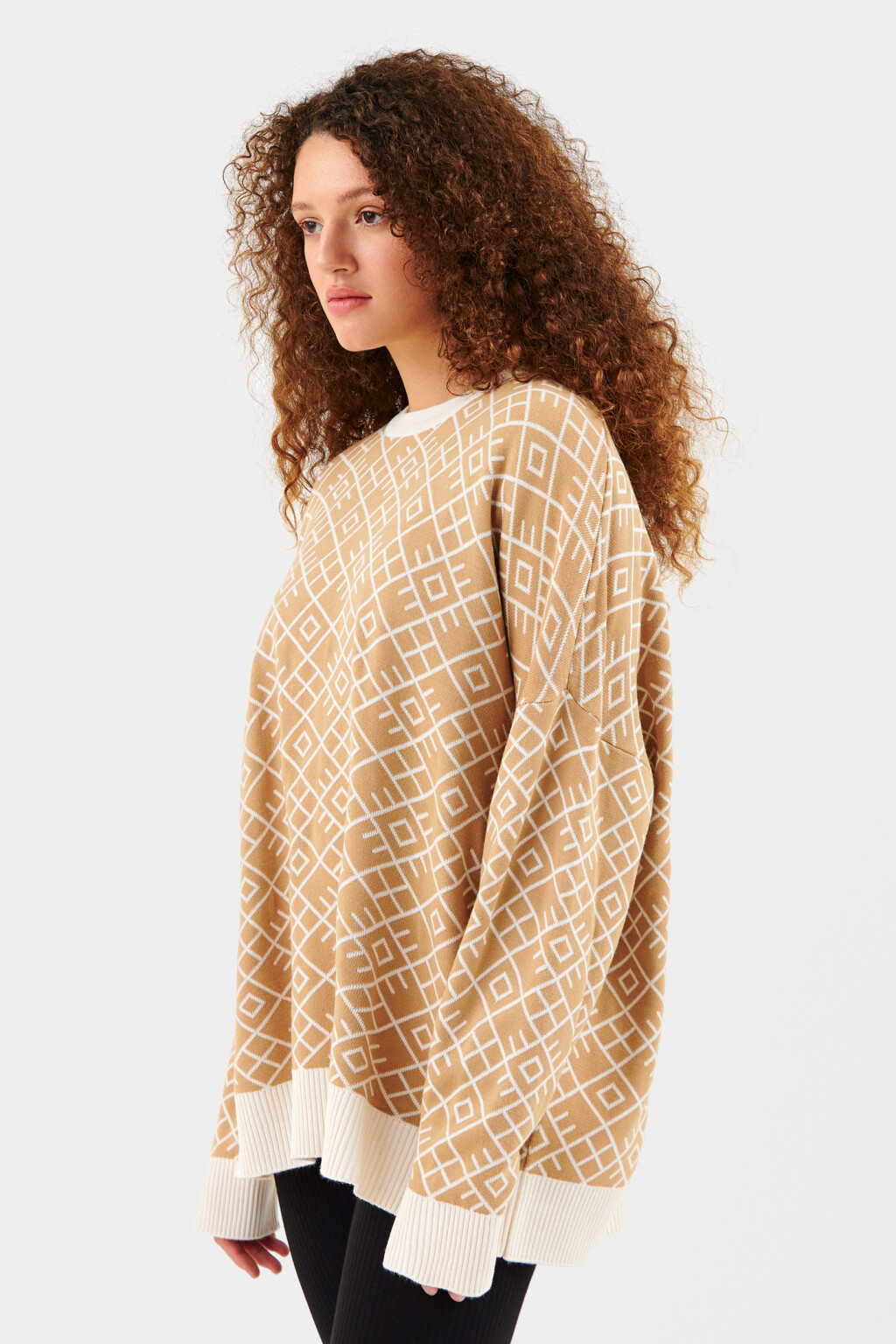 Свитер oversize вязаный с принтом - цвет бежевый - 2