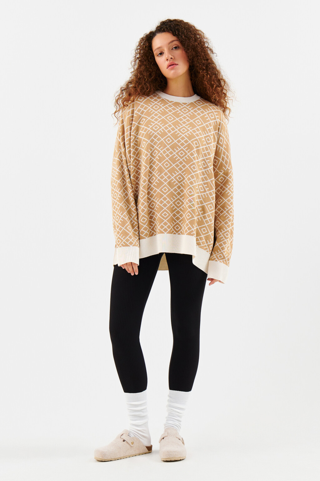 Свитер oversize вязаный с принтом - цвет бежевый - 4