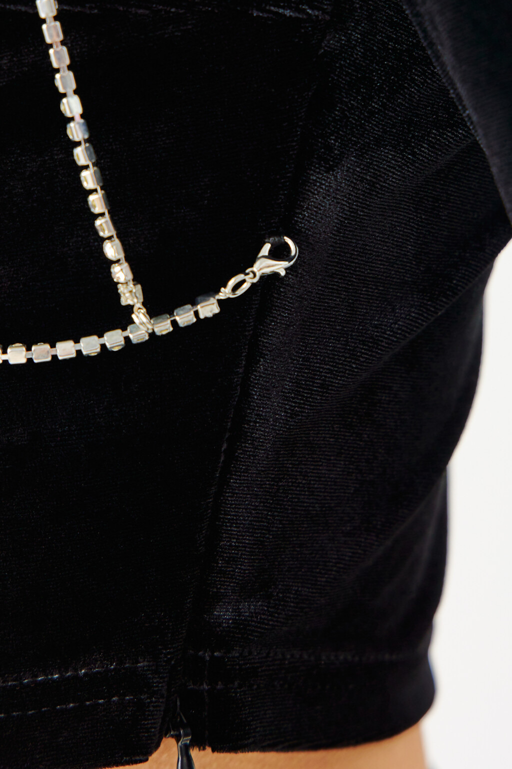 Лонгслив бархатный с декоративной цепочкой - цвет черный - 6