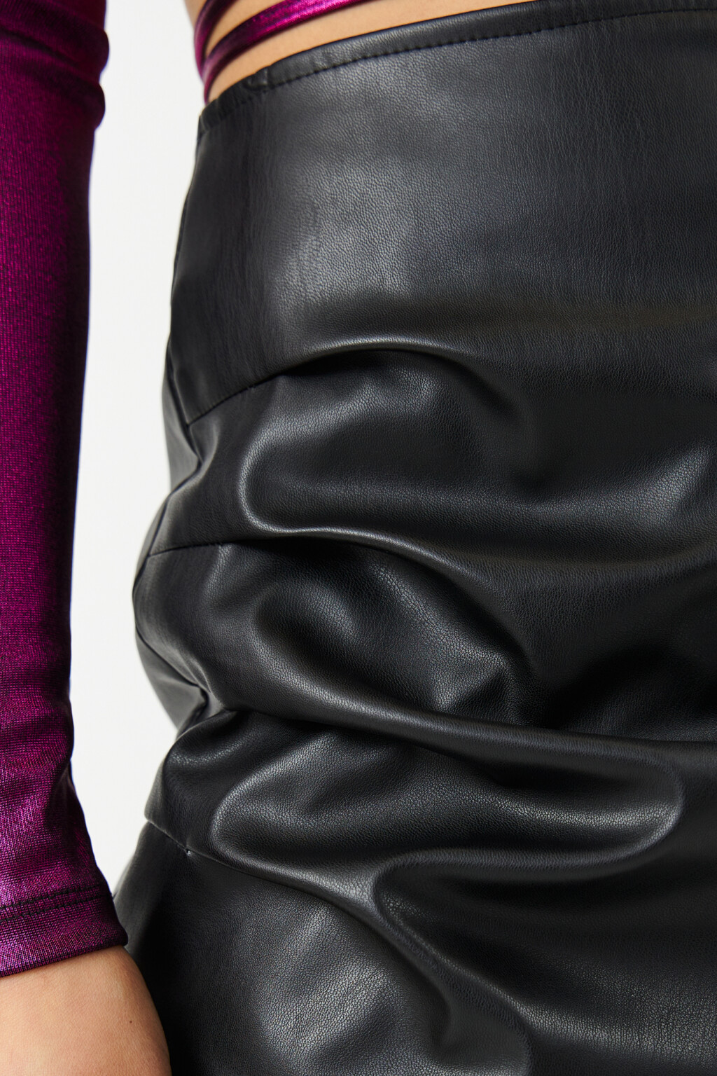 Юбка мини из искусственной кожи с запахом и драпировкой - цвет черный - 5