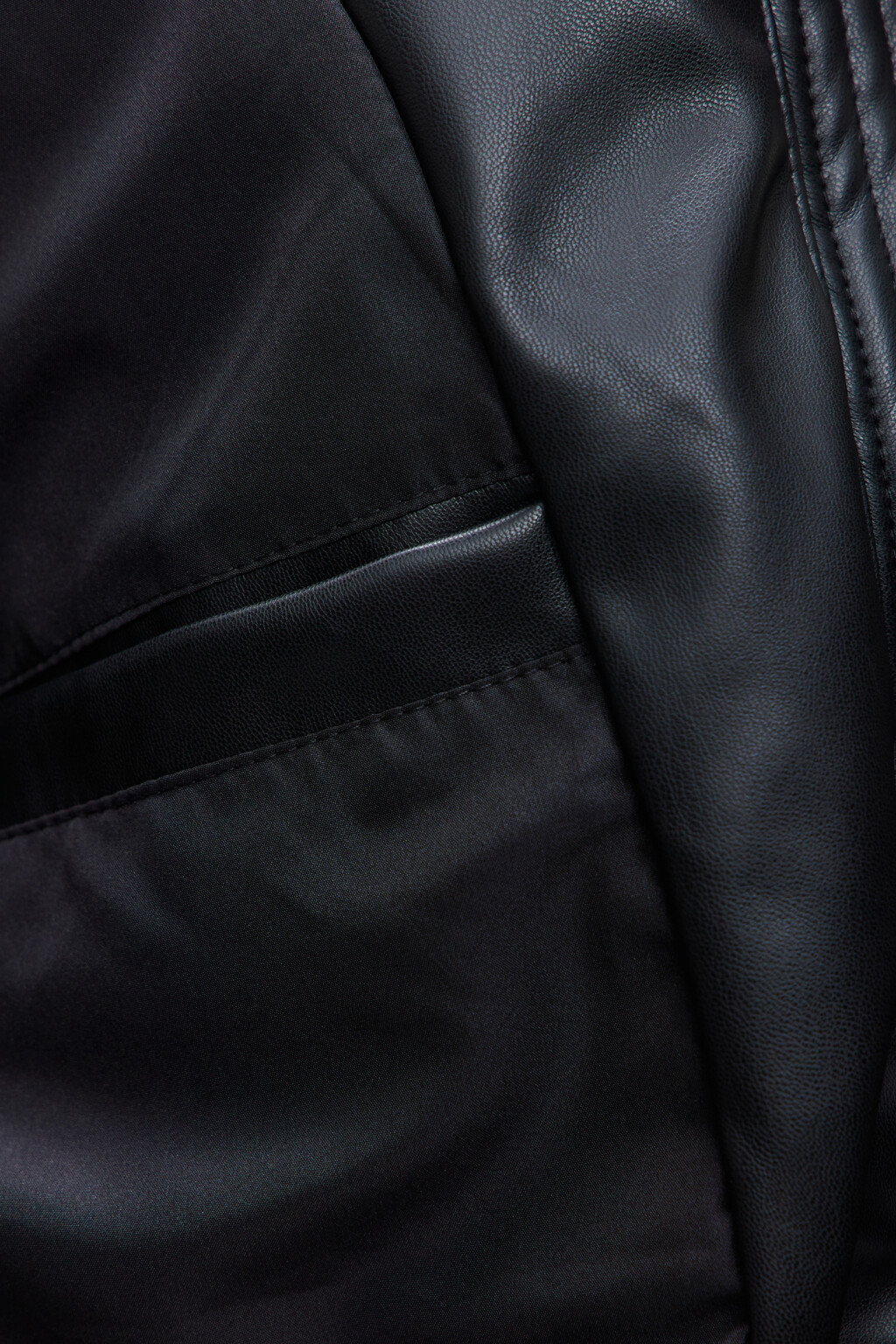 Куртка из искусственной кожи стеганая утепленная - цвет черный - 7
