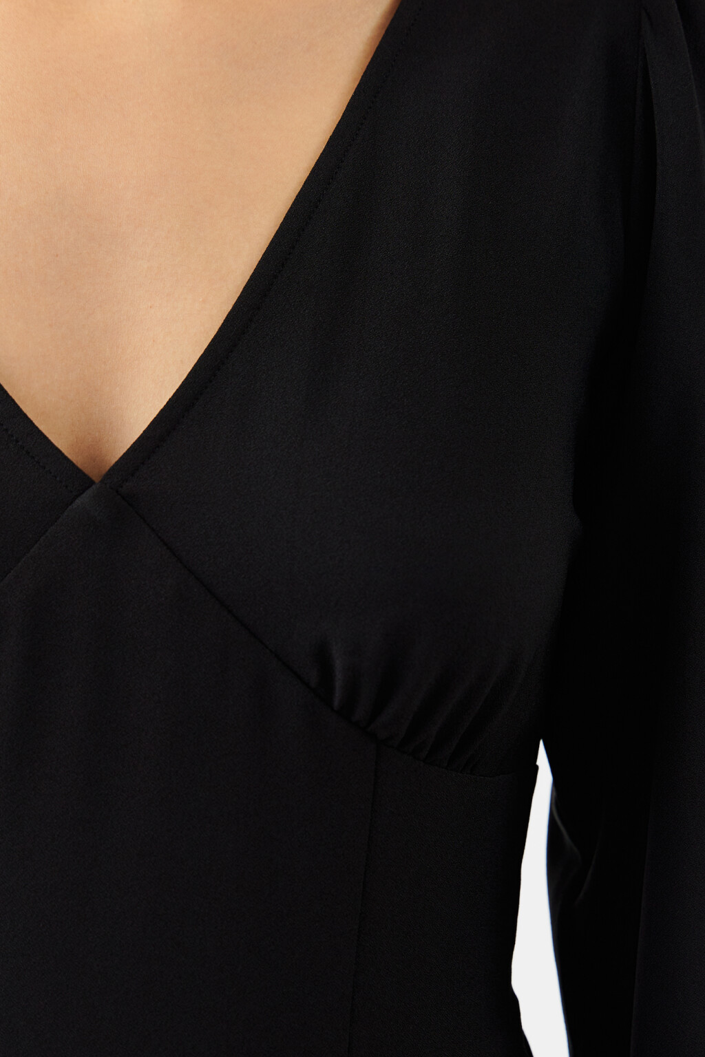 Платье приталенное с V-образным вырезом - цвет черный - 5