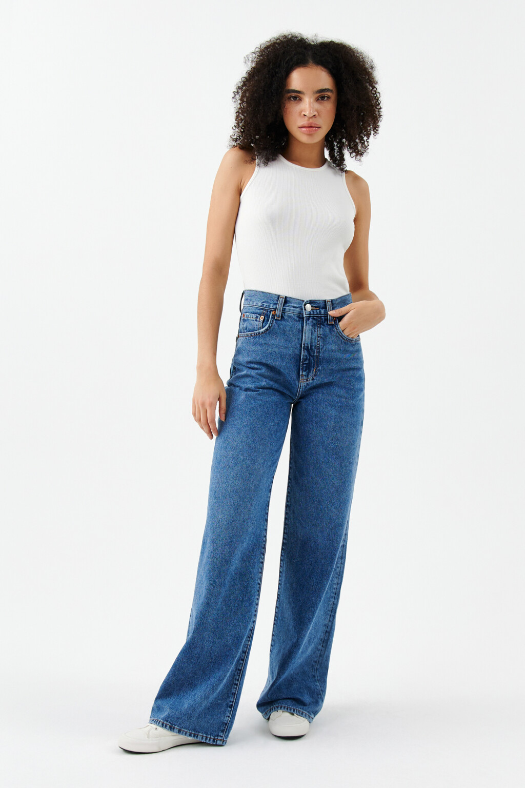 Джинсы широкие с потертостями - цвет голубой - 4