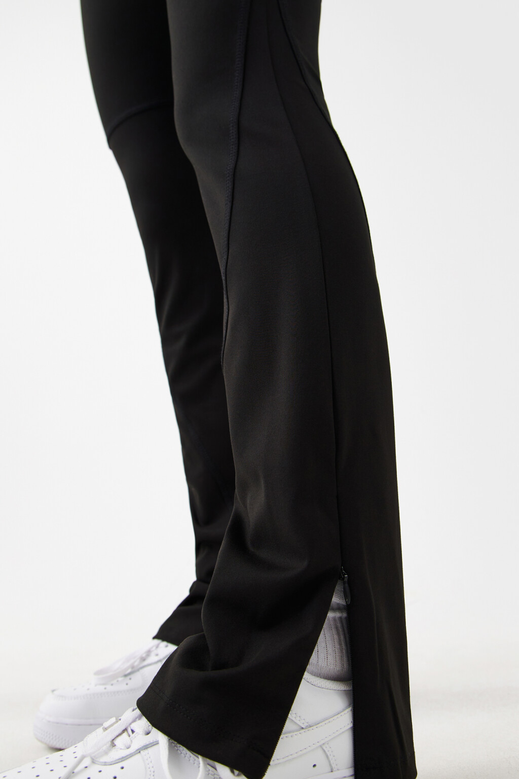 Брюки клеш спортивные с разрезами снизу - цвет черный - 6