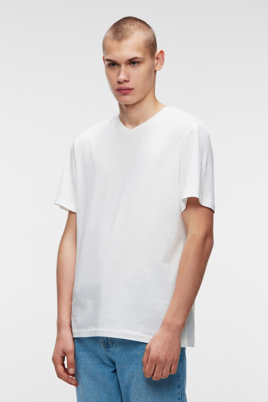 Футболка хлопковая с V-образным вырезом - цвет белый - 2