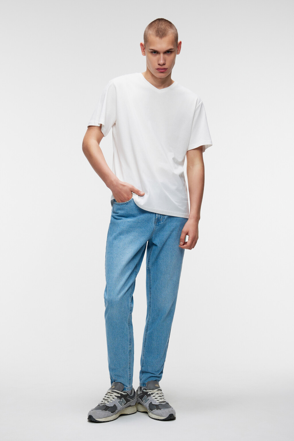 Футболка хлопковая с V-образным вырезом - цвет белый - 4