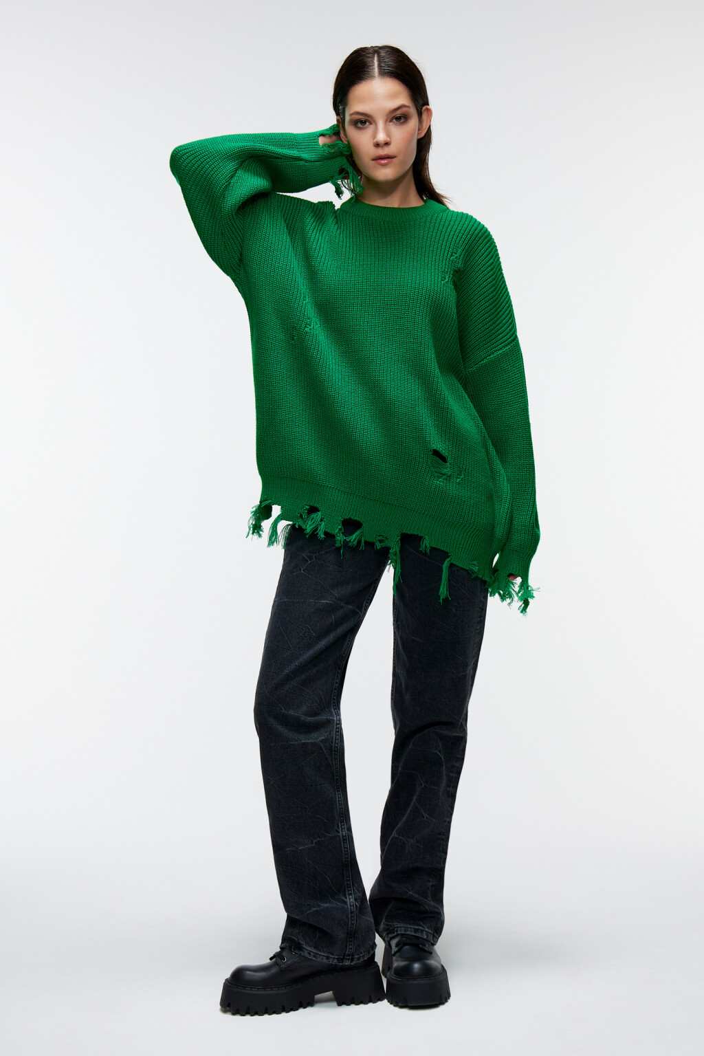 Свитер вязаный с рваными краями и дырками - цвет зеленый - 4