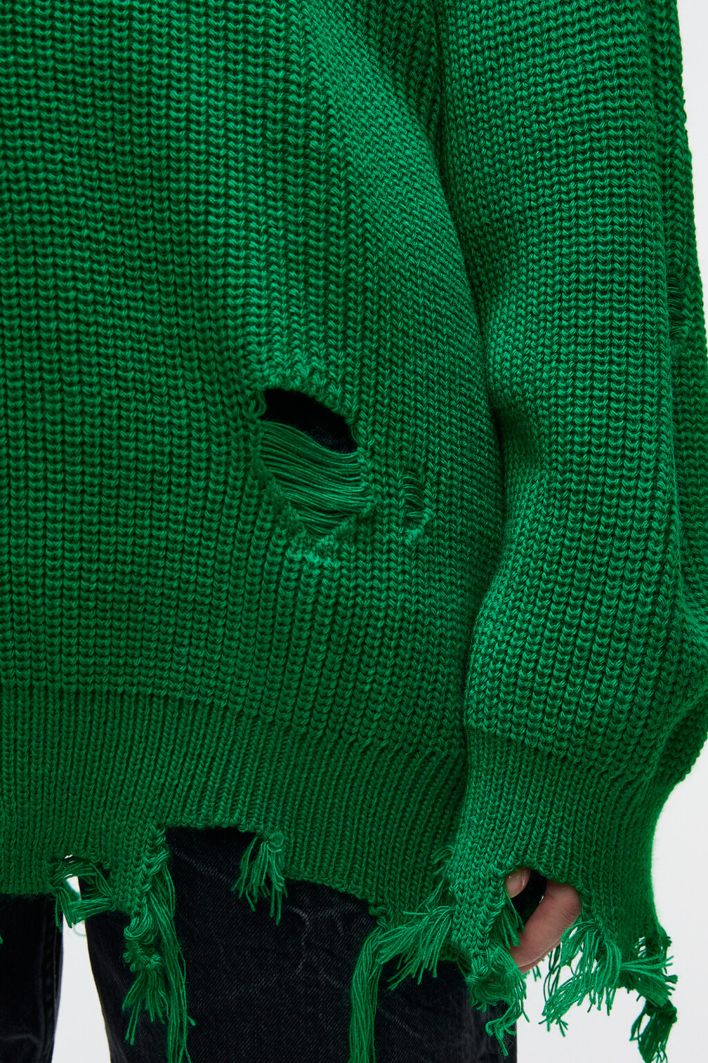 Свитер вязаный с рваными краями и дырками - цвет зеленый - 5