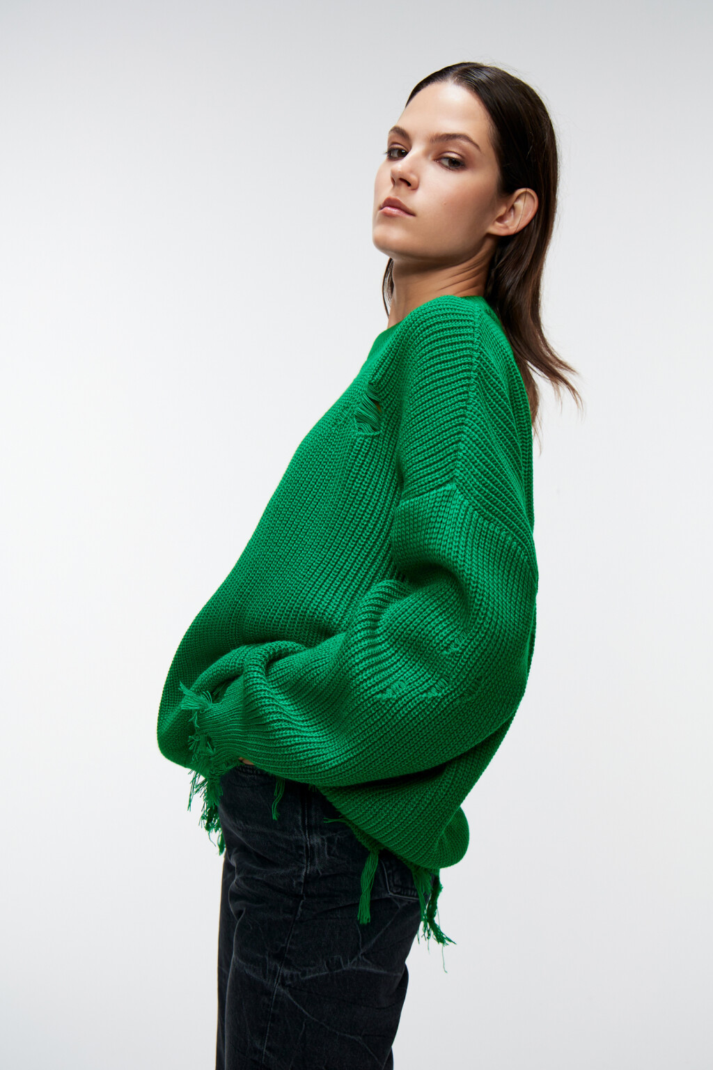 Свитер вязаный с рваными краями и дырками - цвет зеленый - 8
