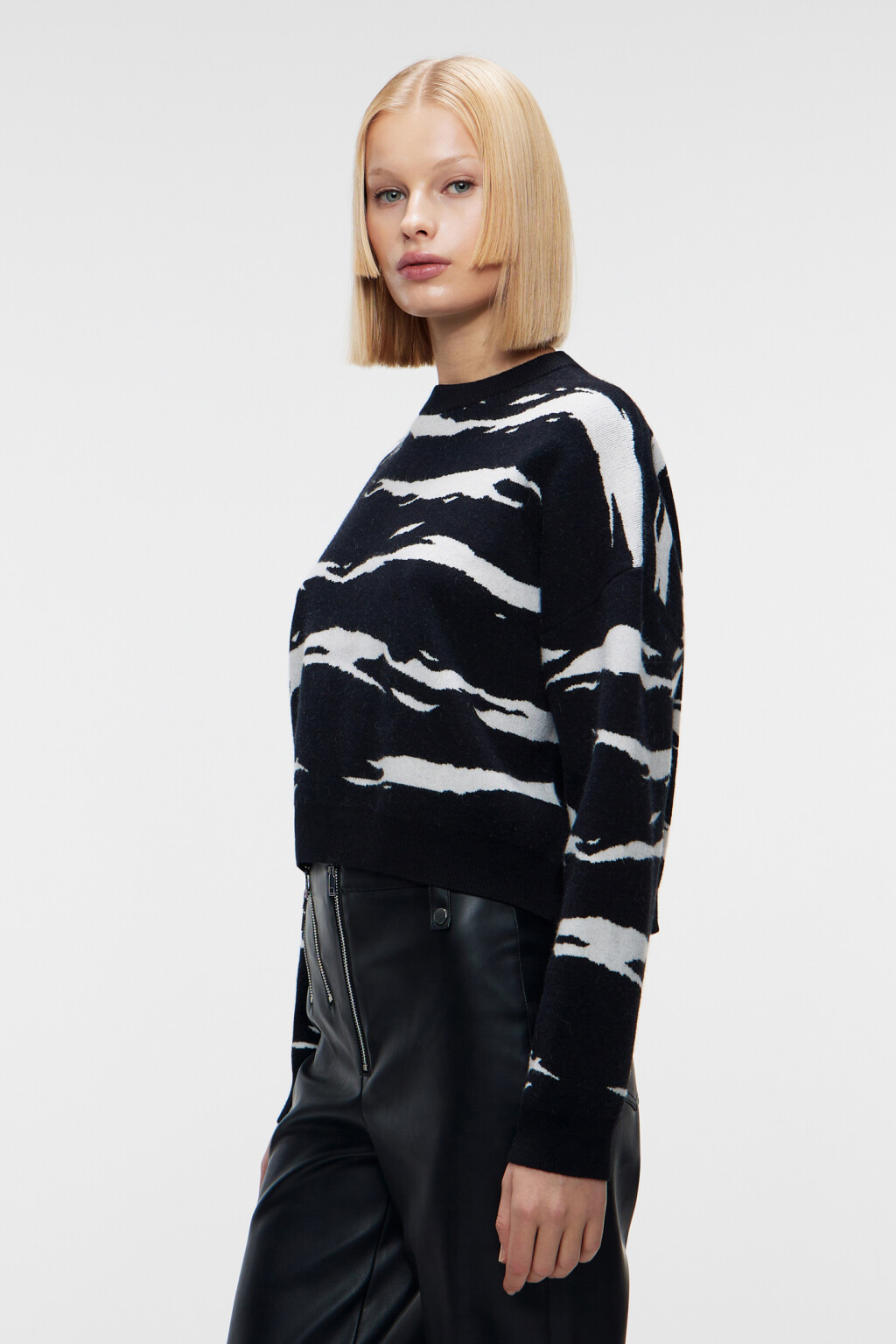 Джемпер жаккардовый вязаный с принтом - цвет черный - 2