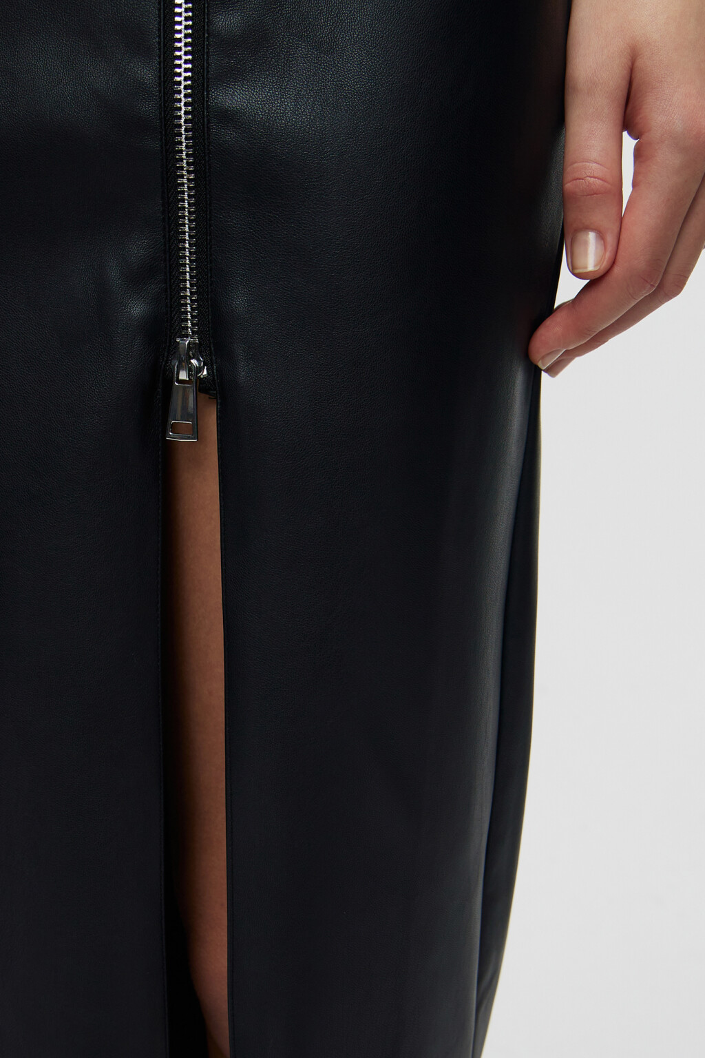 Юбка-карандаш миди из искусственной кожи с разрезом - цвет черный - 6