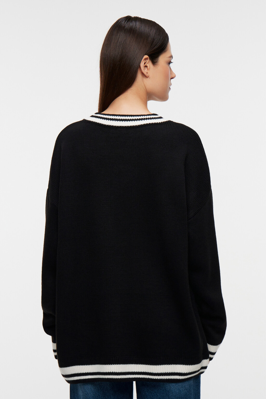 Джемпер oversize вязаный с V-образным вырезом - цвет черный - 4