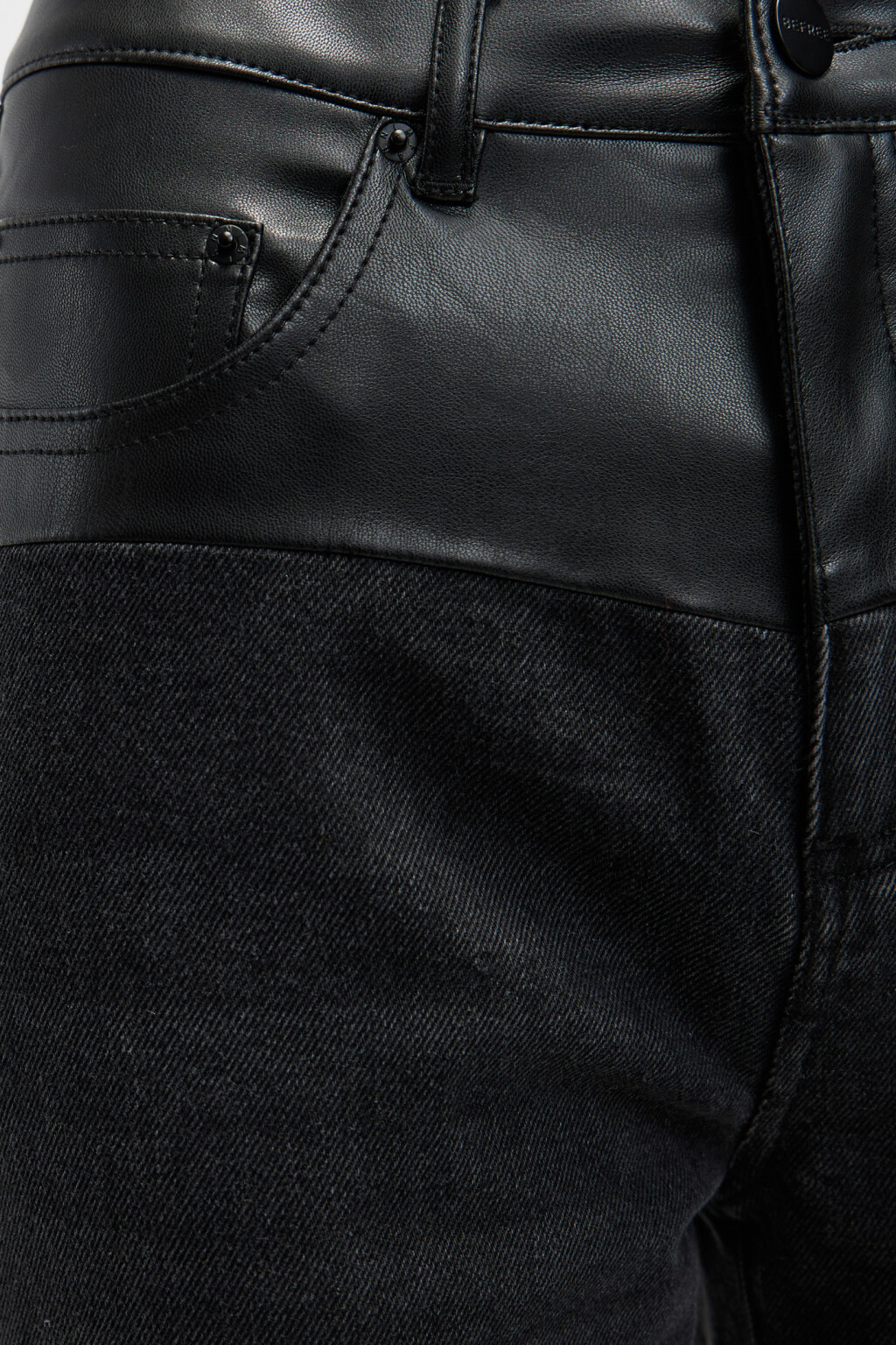 Джинсы широкие с вставкой из искусственной кожи и рваными краями - цвет черный - 5