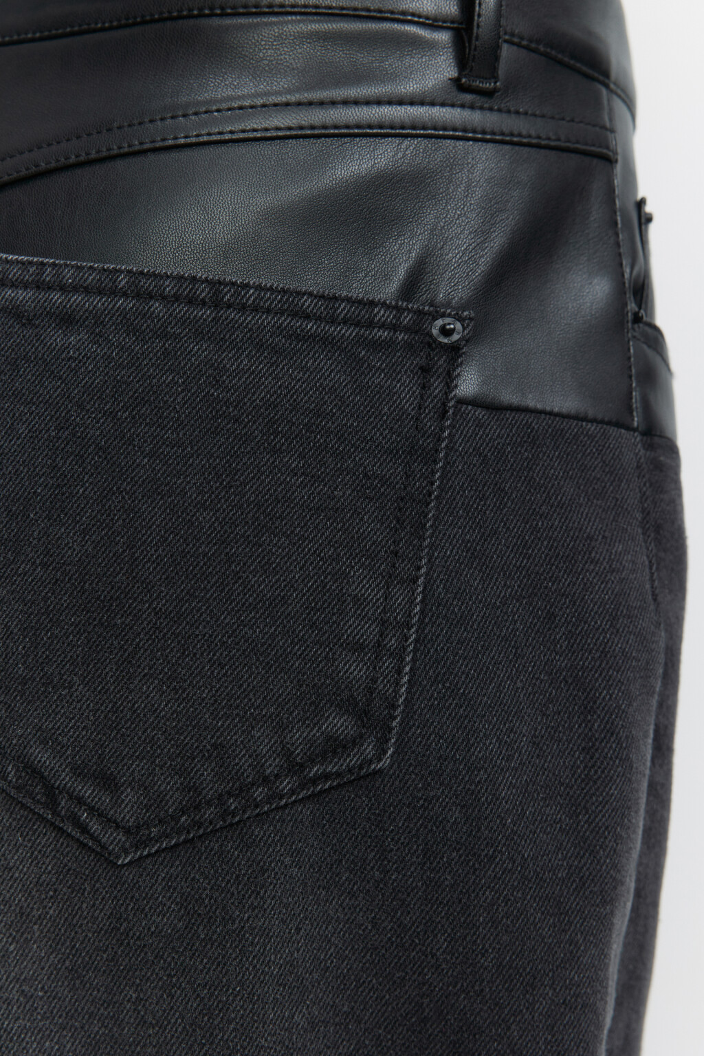 Джинсы широкие с вставкой из искусственной кожи и рваными краями - цвет черный - 7