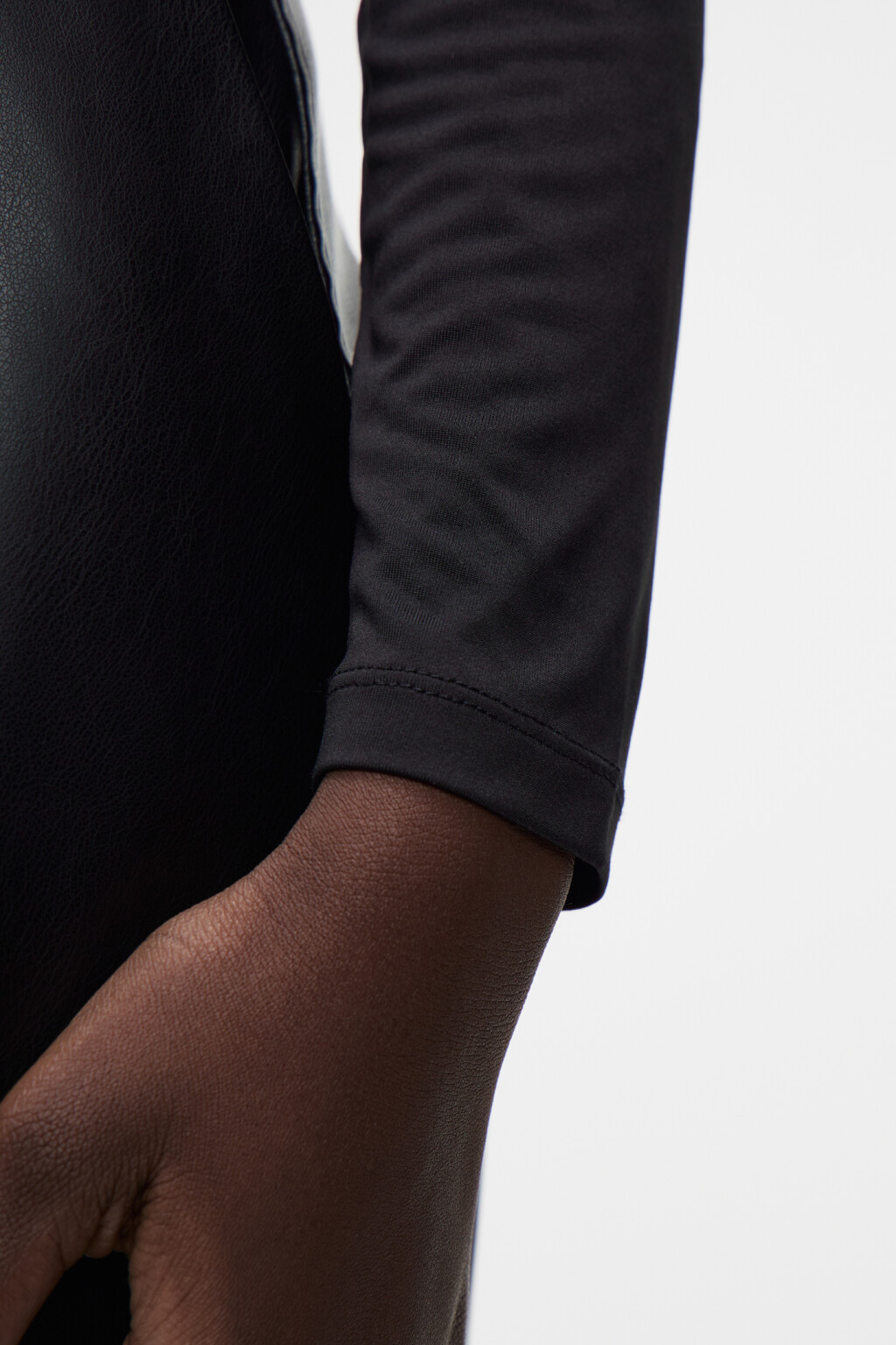 Лонгслив спортивный укороченный облегающий - цвет черный - 6