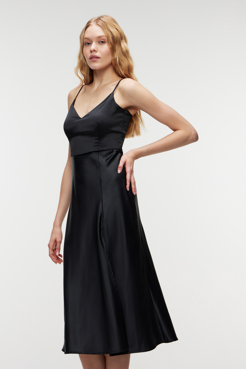 Платье-комбинация миди на тонких бретельках с разрезом - цвет черный - 2