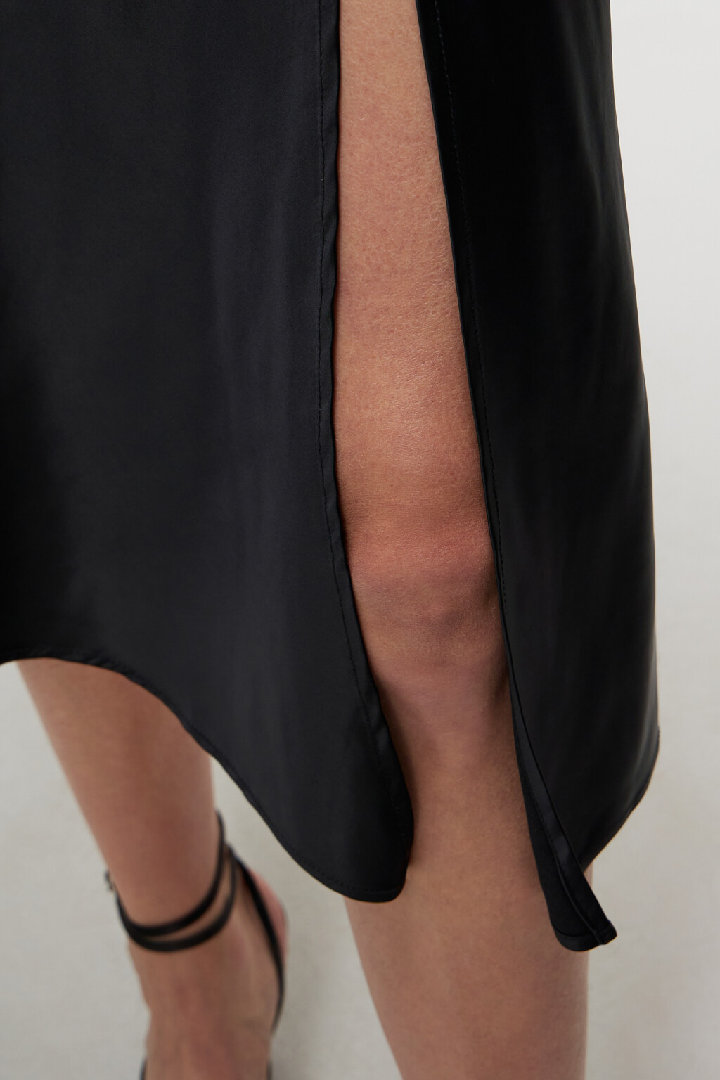 Платье-комбинация миди на тонких бретельках с разрезом - цвет черный - 6