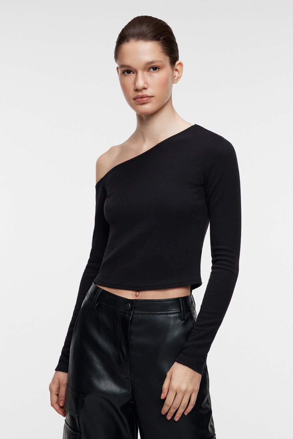 Лонгслив облегающий с открытым плечом - цвет черный - 1