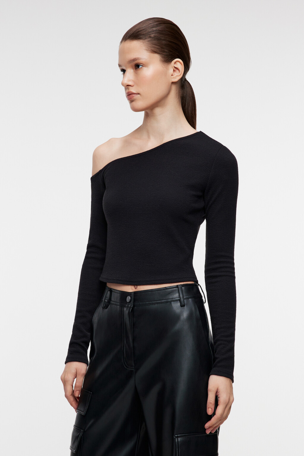 Лонгслив облегающий с открытым плечом - цвет черный - 2