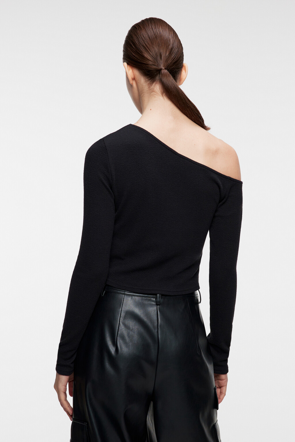 Лонгслив облегающий с открытым плечом - цвет черный - 3