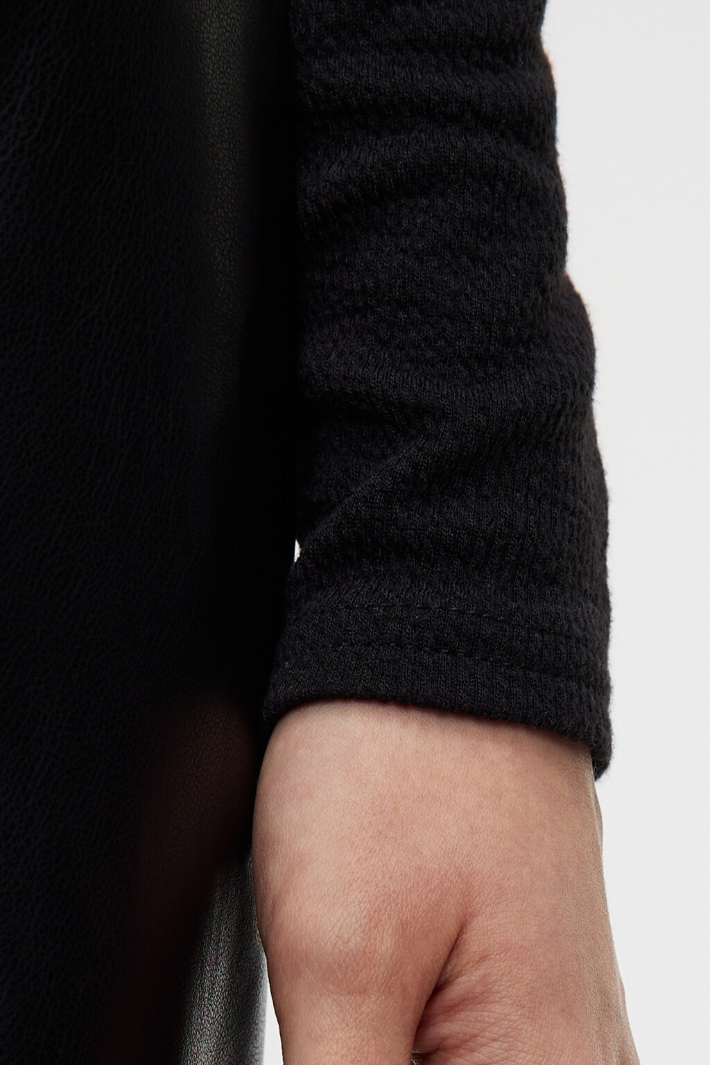 Лонгслив облегающий с открытым плечом - цвет черный - 6