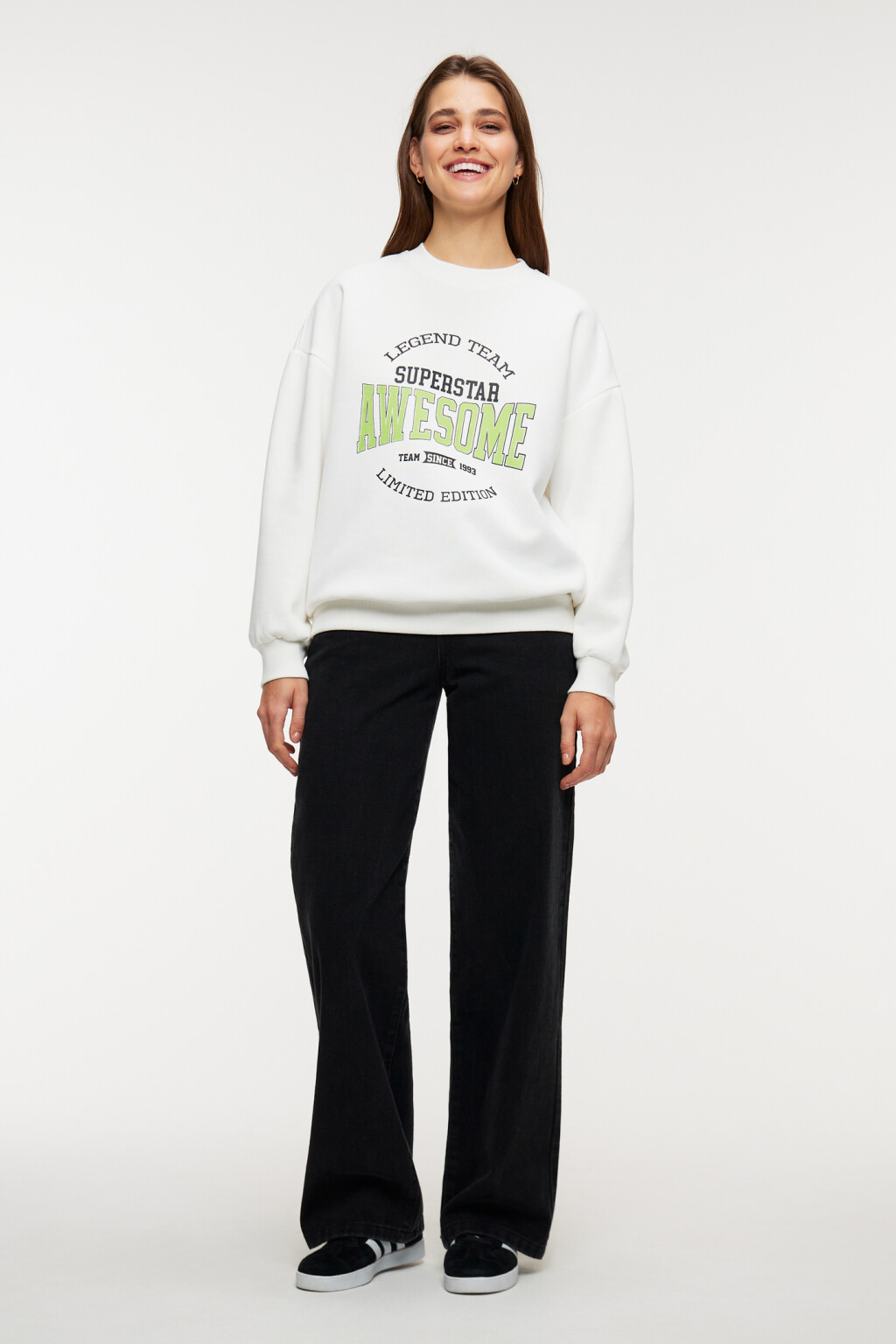 Свитшот хлопковый с принтом-надписью - цвет белый - 4