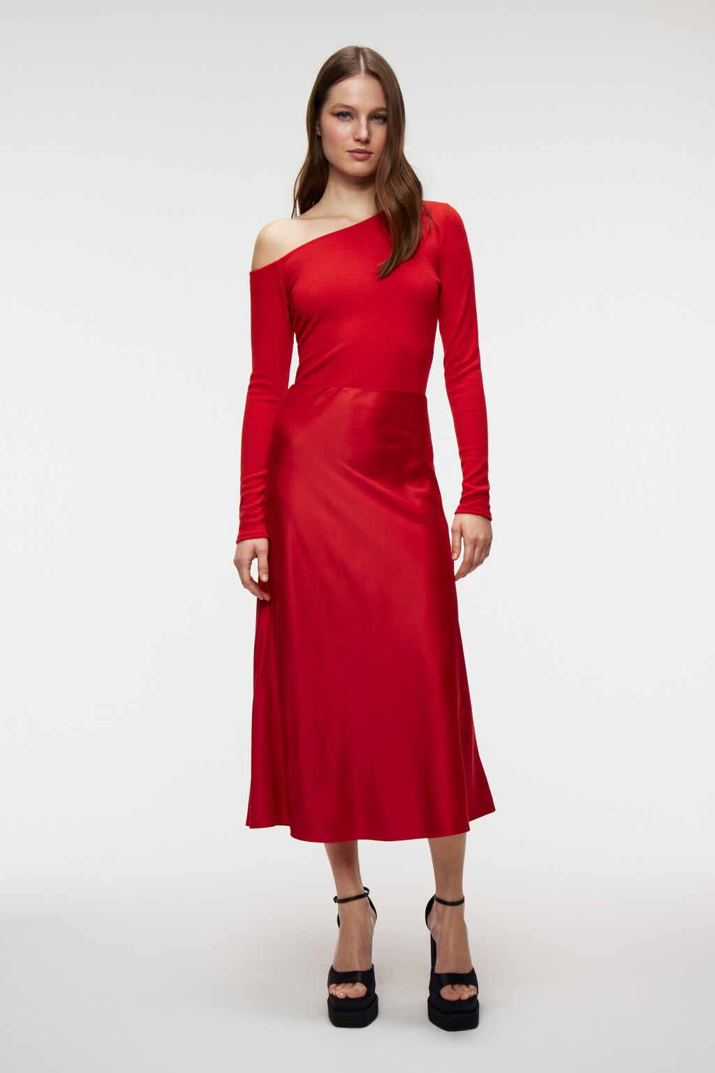 Юбка-трапеция миди атласная с высокой посадкой - цвет красный - 4