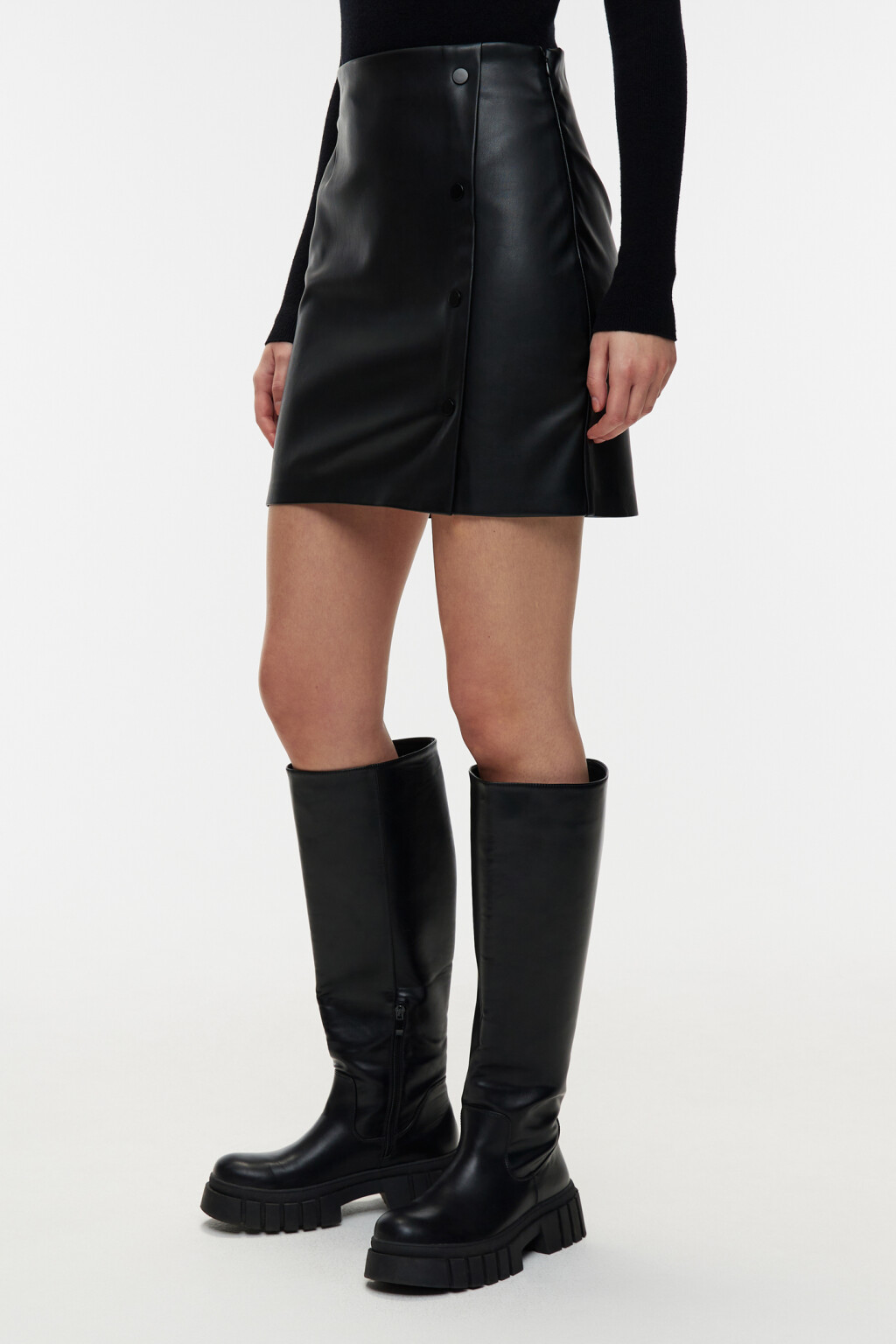 Юбка-карандаш мини кожаная с запахом на кнопках - цвет черный - 2