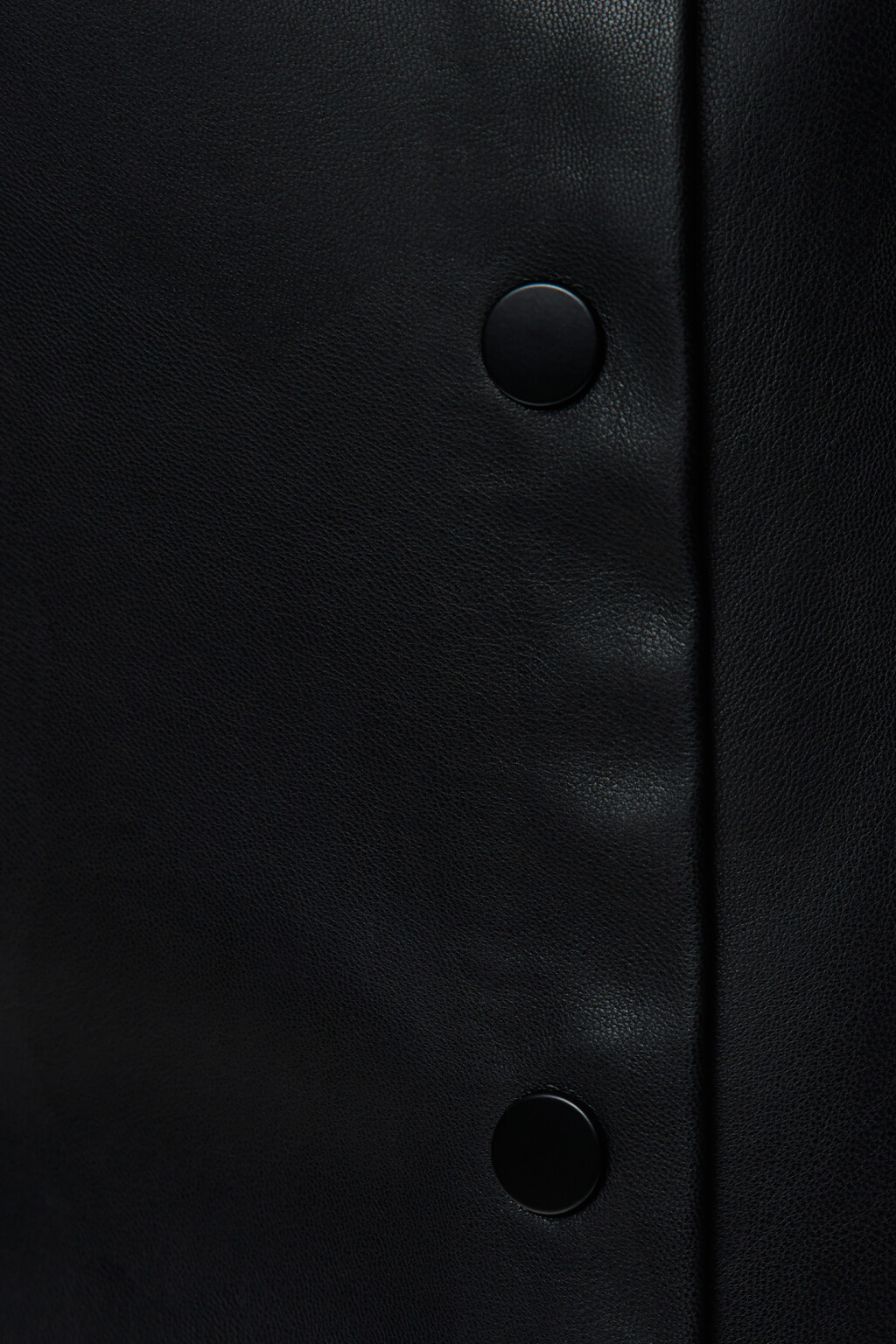 Юбка-карандаш мини кожаная с запахом на кнопках - цвет черный - 5