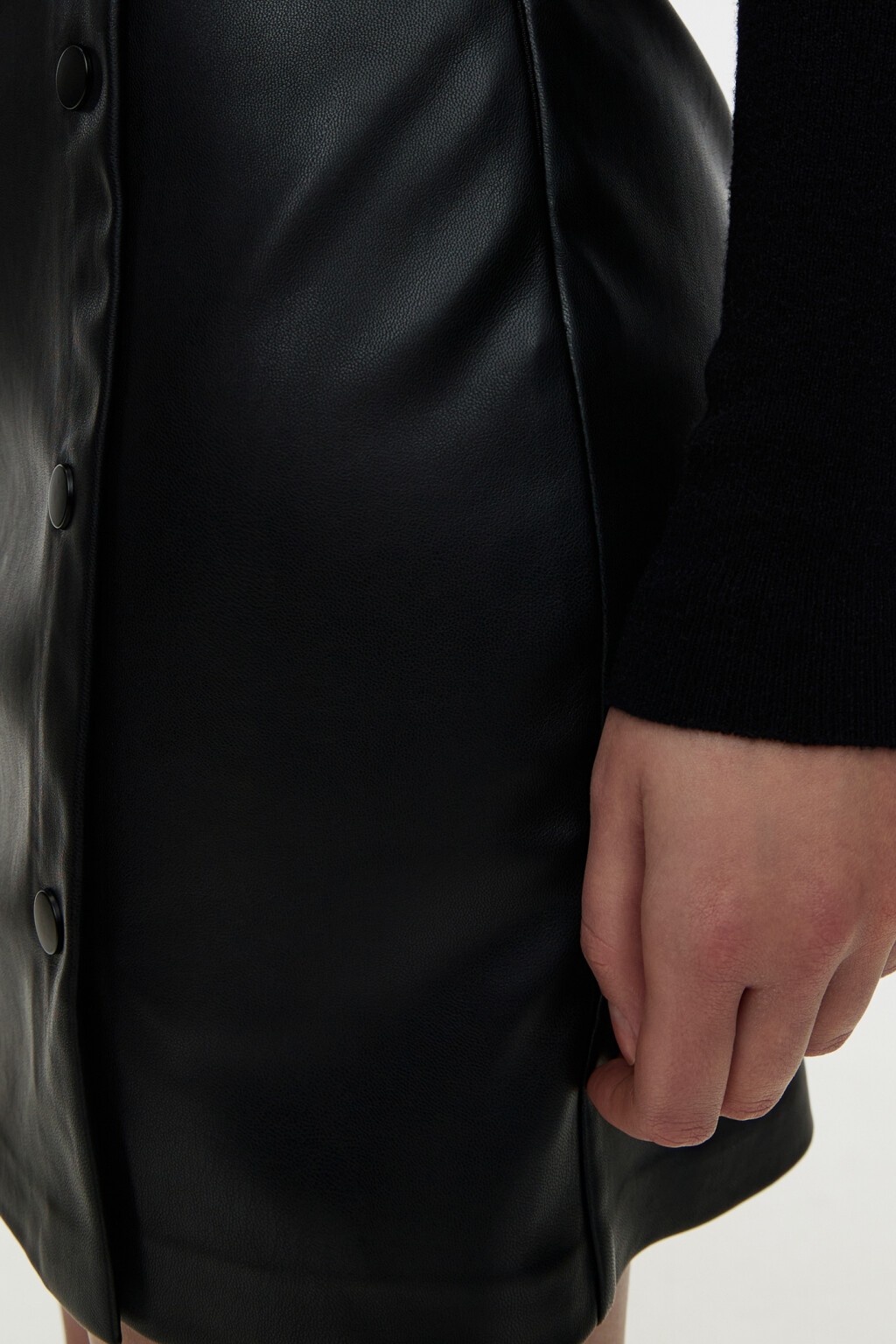 Юбка-карандаш мини кожаная с запахом на кнопках - цвет черный - 6