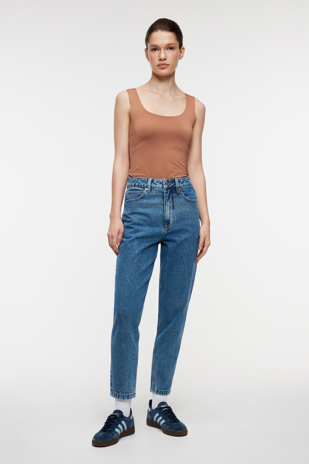 Майка-топ SAMANTA гладкая на широких бретелях - цвет бежевый - 4