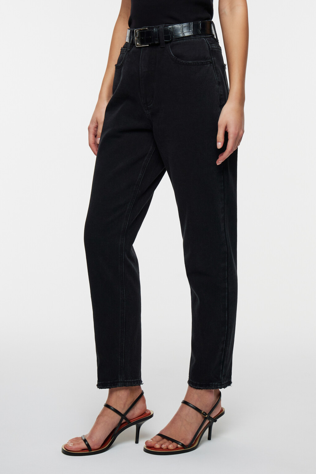 Джинсы mom's укороченные с кожаным ремнем - цвет черный - 2