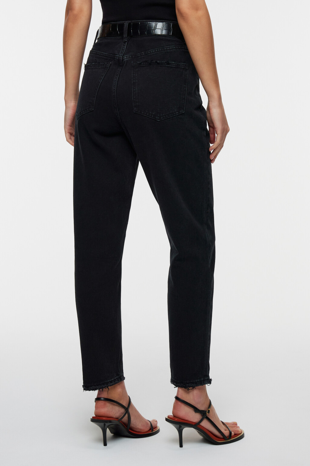 Джинсы mom's укороченные с кожаным ремнем - цвет черный - 3