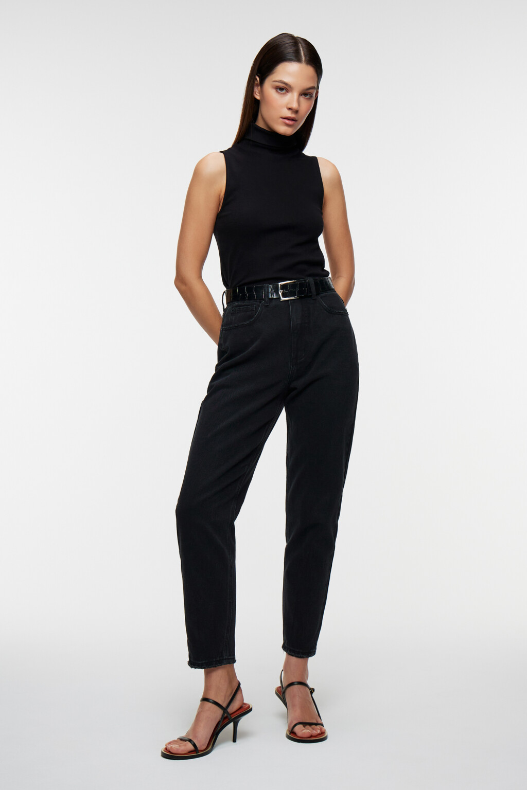 Джинсы mom's укороченные с кожаным ремнем - цвет черный - 4